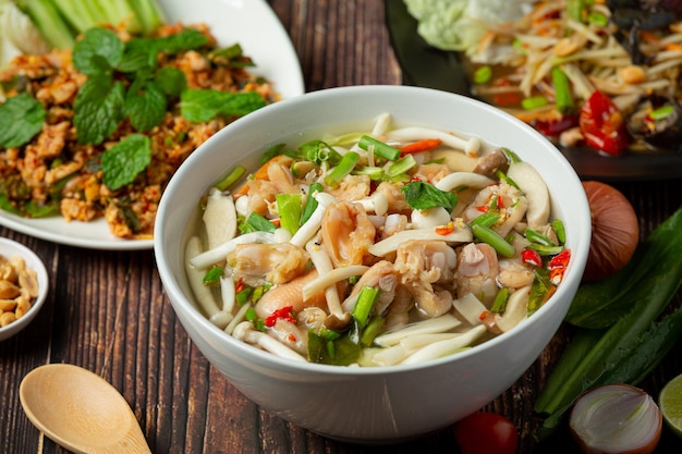 comida tailandesa; sopa picante de tendones de pollo