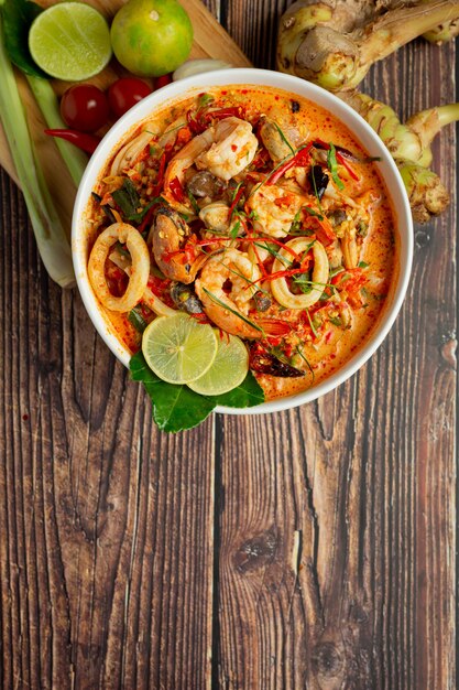 comida tailandesa; TOM YUM KUNG o sopa picante de gambas de río