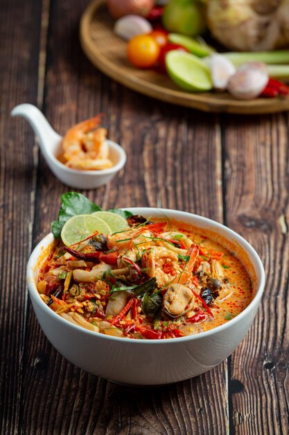 comida tailandesa; TOM YUM KUNG o sopa picante de gambas de río