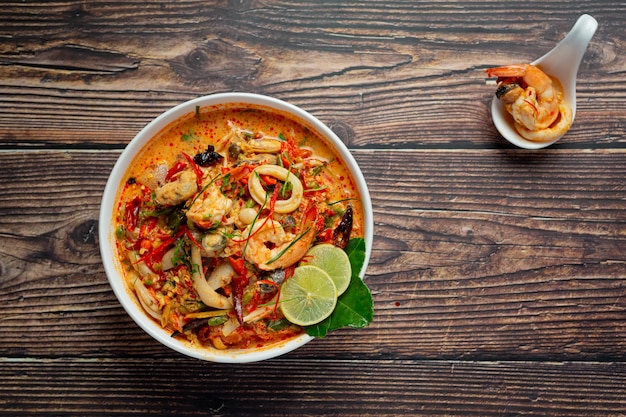 comida tailandesa; TOM YUM KUNG o sopa picante de gambas de río