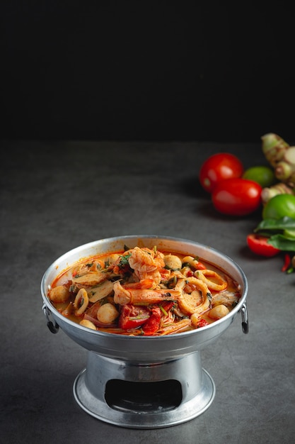 Comida tailandesa; Tom Yum Seafood o sopa picante de mariscos