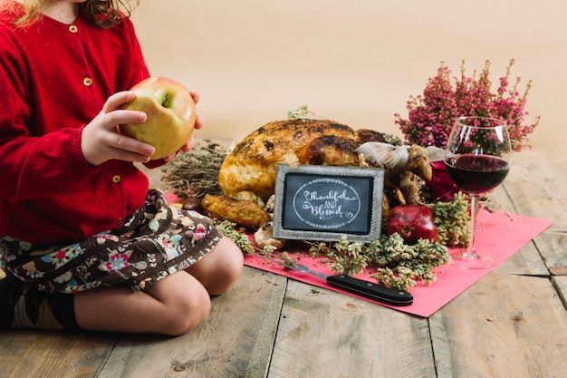 Foto gratuita comida de thanksgiving y niña