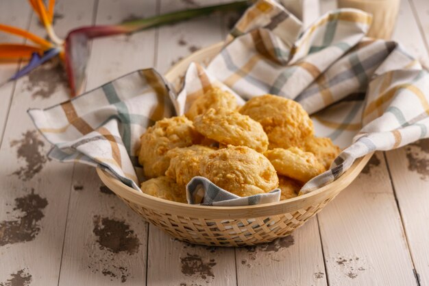 Comida tradicional en canasta de ángulo alto