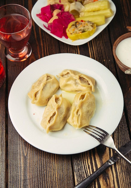 Comida tradicional caucásica, khinkali, dushbere, gurze servido con turshu.