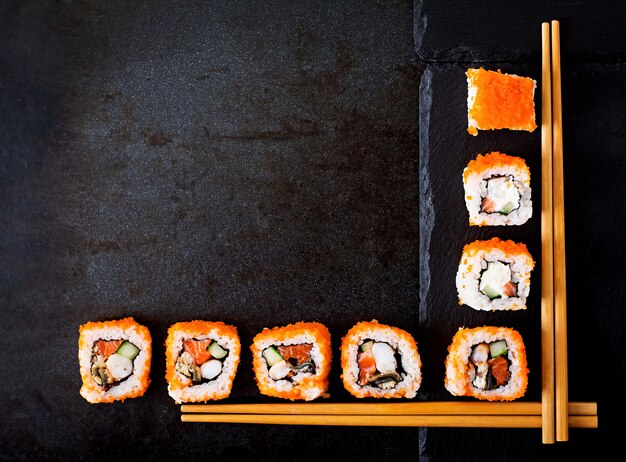 Comida tradicional japonesa: sushi, rollos y palillos para sushi. Vista superior