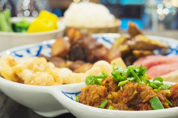 Foto gratuita comida variada al estilo del norte de tailandia