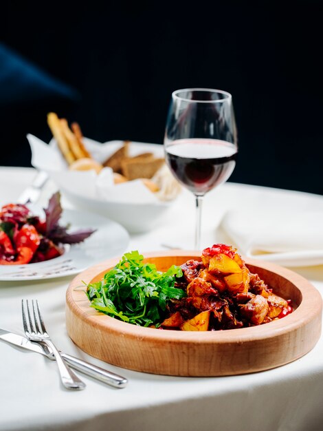 Comida variada y una copa de vino.