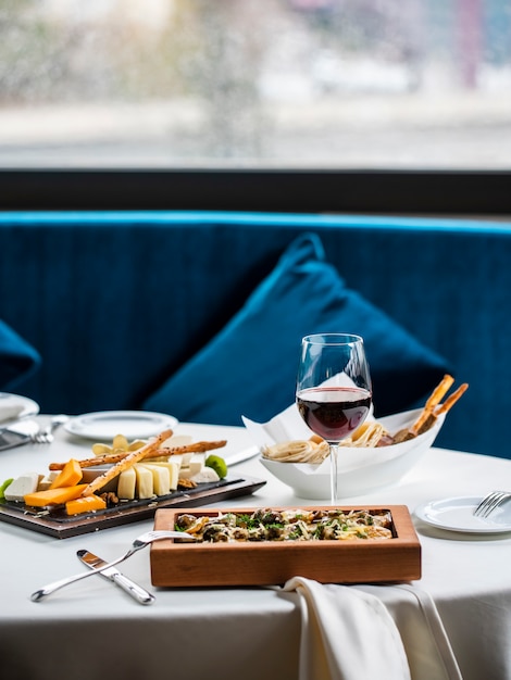 Comida variada con copa de vino