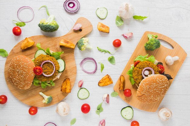 Foto gratuita comida vegana en tablas de cortar en mesa de madera blanca