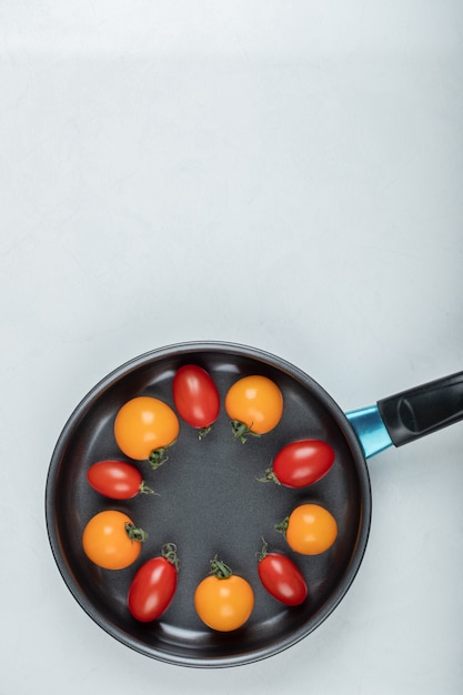 Foto gratuita comida de verano. tomates coloridos dentro de la sartén. foto de alta calidad