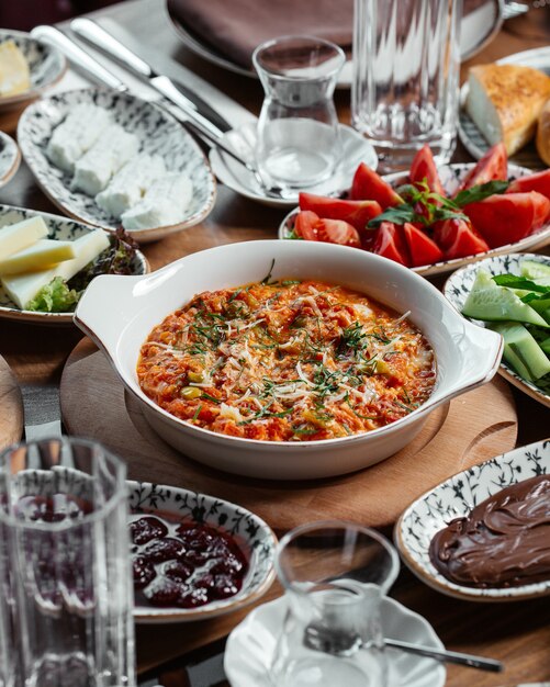 Una comida de verduras vista frontal con tomates frescos y pepinos en la mesa comida comida de carne vegetal