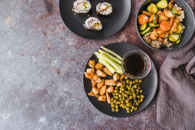 Comida de vista de ángulo alto con espacio de copia