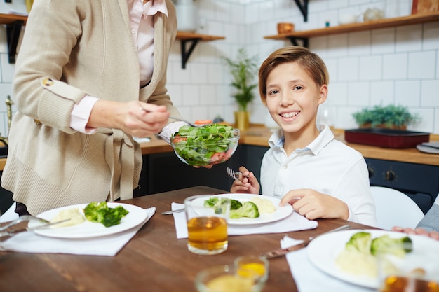 Comiendo ensalada