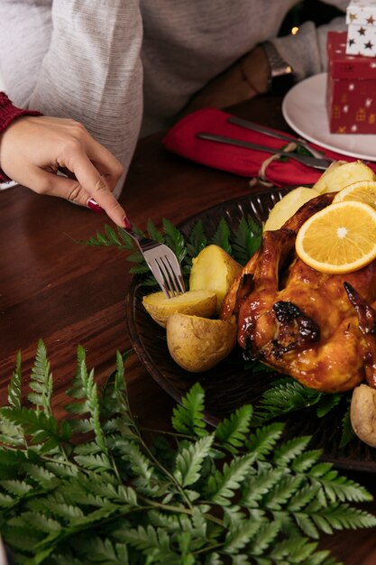 Comiendo patata en cena de navidad