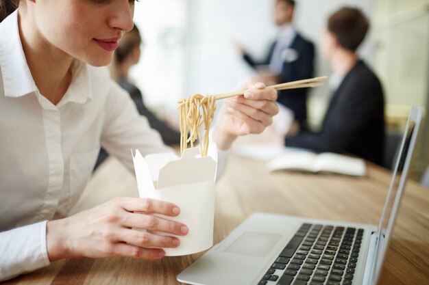 Comiendo en el trabajo