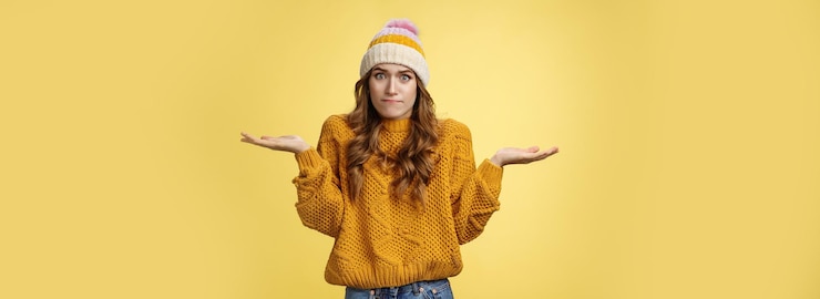 Foto gratuito ¿cómo debo saber el retrato confundido, perplejo, preocupado, linda asistente femenina, encogiéndose de hombros, extendiendo las manos?