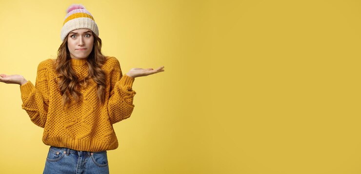 Foto gratuito ¿cómo debo saber el retrato confundido, perplejo, preocupado, linda asistente femenina, encogiéndose de hombros, extendiendo las manos?