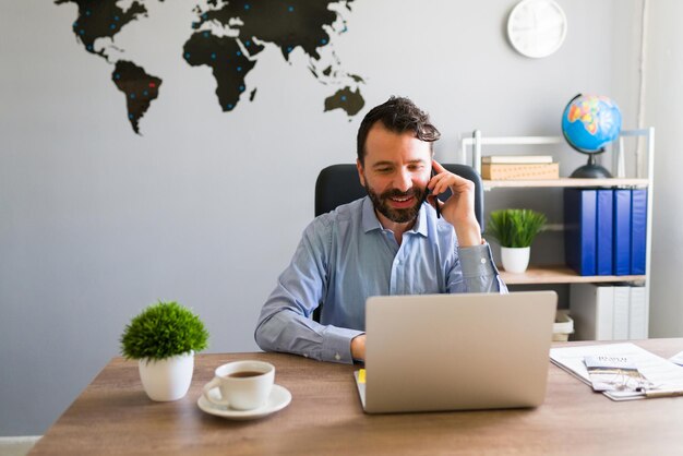 ¿Cómo puedo ayudarte con tu reserva? Representante de ventas hablando por teléfono con un cliente y dando información sobre paquetes turísticos