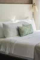 Foto gratuita cómoda almohada blanca en el interior de la decoración de la cama