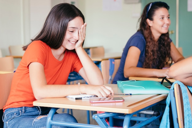 Compañeras de clase felices riéndose