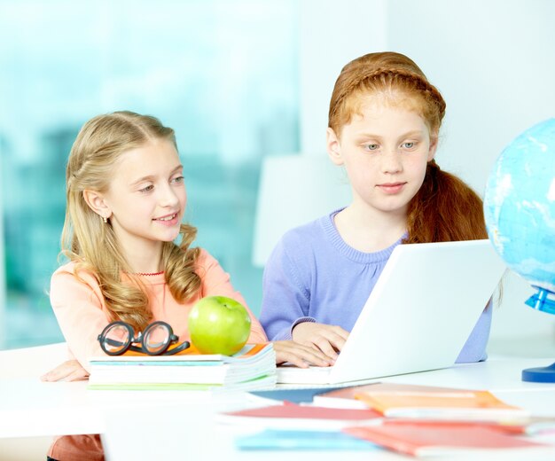 Compañeras de clase trabajando juntas