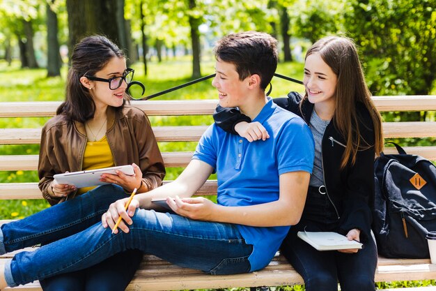 Compañero de clase estudiando en el parque