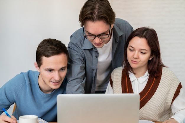 Compañeros de clase aprendiendo juntos durante el estudio en grupo.