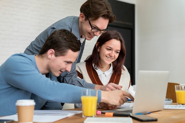 Foto gratuita compañeros de clase aprendiendo juntos durante el estudio en grupo.