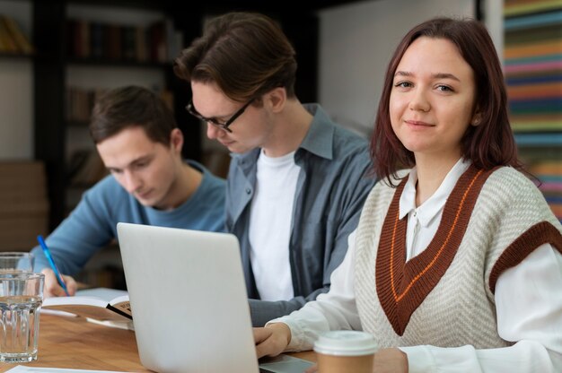 Compañeros de clase aprendiendo juntos durante el estudio en grupo.