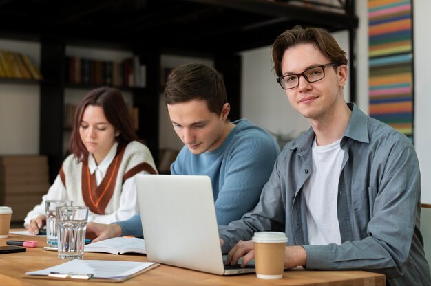 Compañeros de clase aprendiendo juntos durante el estudio en grupo.