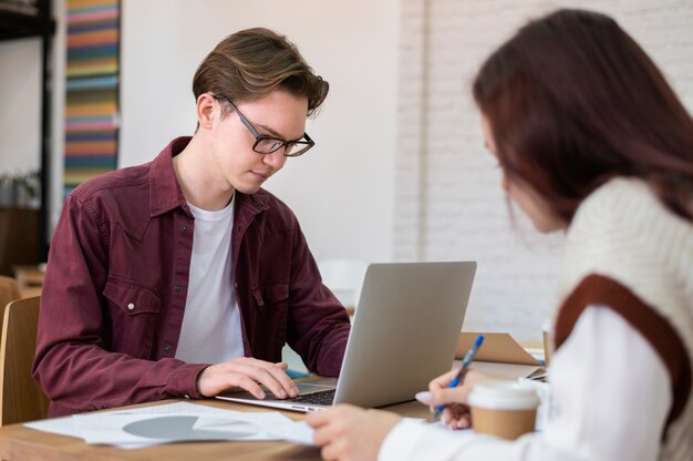 Compañeros de clase aprendiendo juntos en la sesión de estudio grupal