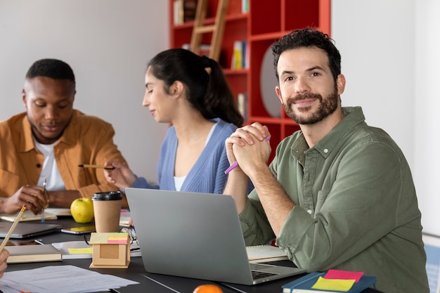 Compañeros de clase aprendiendo y sonriendo durante la sesión de estudio