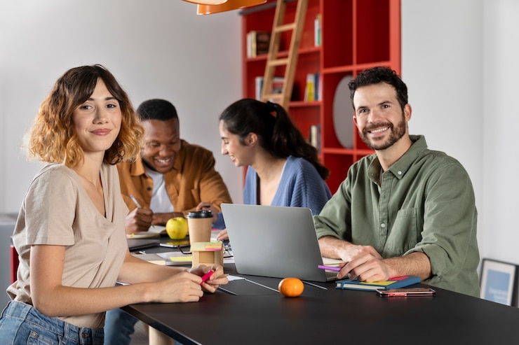 Foto gratuito compañeros de clase aprendiendo y sonriendo durante la sesión de estudio