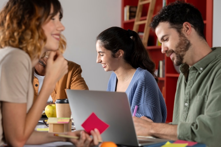Foto gratuito compañeros de clase aprendiendo y sonriendo durante la sesión de estudio