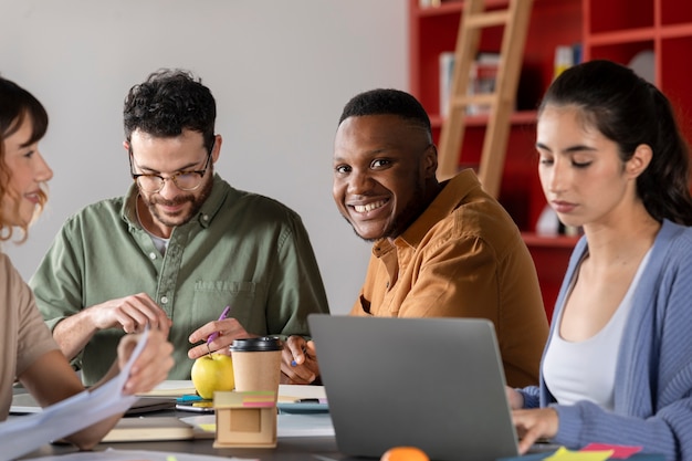 Compañeros de clase aprendiendo y sonriendo durante la sesión de estudio