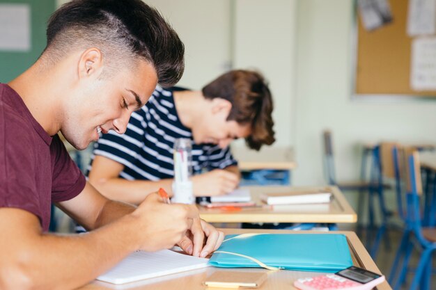 Compañeros de clase aprendiendo y sonriendo