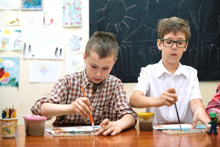 Foto gratuito compañeros de clase de dibujo en la escuela