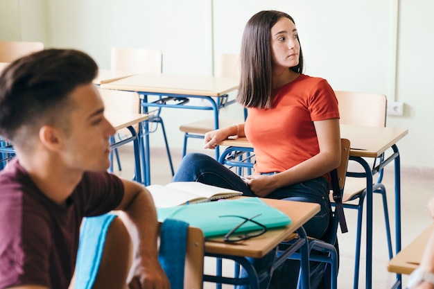 Compañeros de clase distraídos en clase