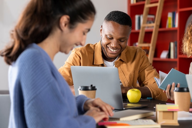 Compañeros de clase escribiendo y aprendiendo juntos durante la sesión de estudio