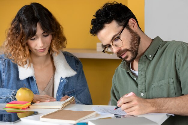 Compañeros de clase escribiendo y aprendiendo durante la sesión de estudio.