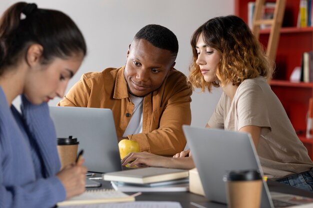 Compañeros de clase escribiendo y aprendiendo durante la sesión de estudio.