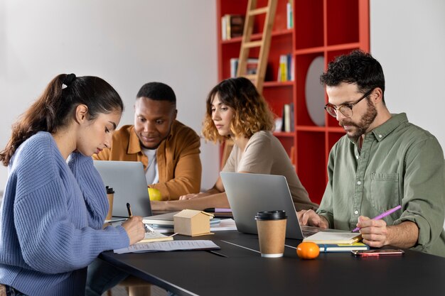 Compañeros de clase escribiendo y aprendiendo durante la sesión de estudio.