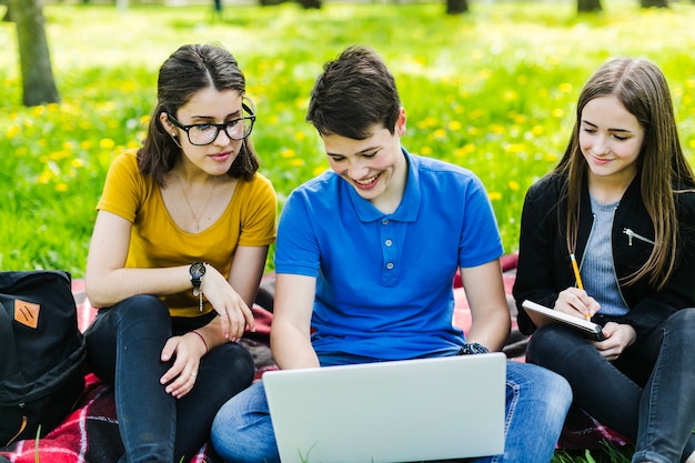 Compañeros de clase estudiando al aire libre