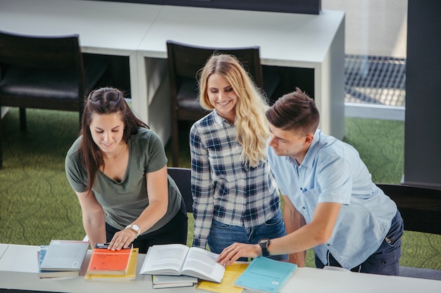 Foto gratuita compañeros de clase estudiando en la biblioteca