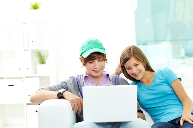 Compañeros de clase estudiando en casa