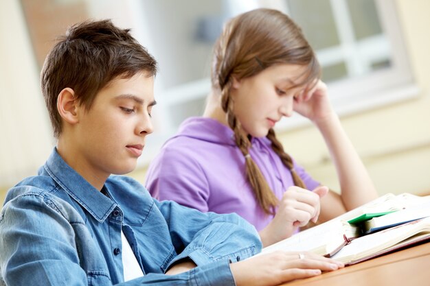 Compañeros de clase estudiando para un examen importante