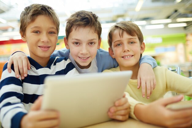 Compañeros de clase estudiando con una tablet