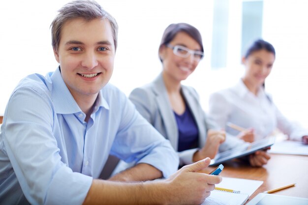 Compañeros de clase felices esperando al profesor