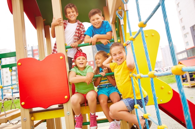 Foto gratuita compañeros de clase jugando después del colegio