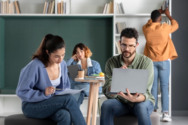 Compañeros de clase leyendo y aprendiendo de internet y notas.